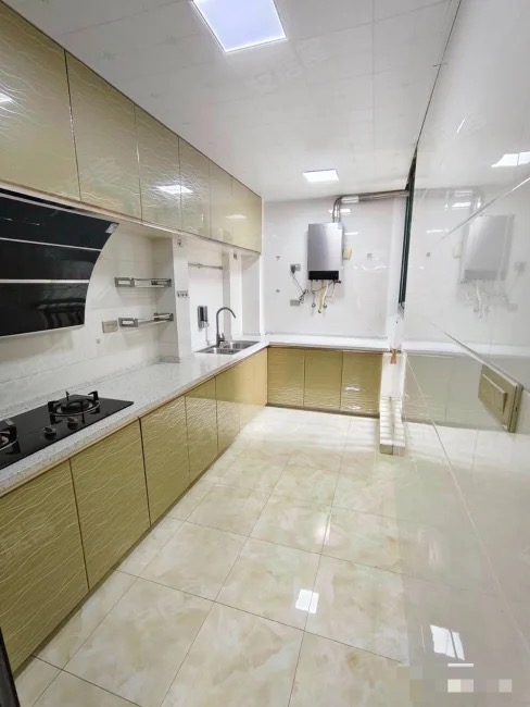 沔阳公园旁，新城壹号五期，电梯小高层，精装大三房，单价5400元，成色新，证件满二