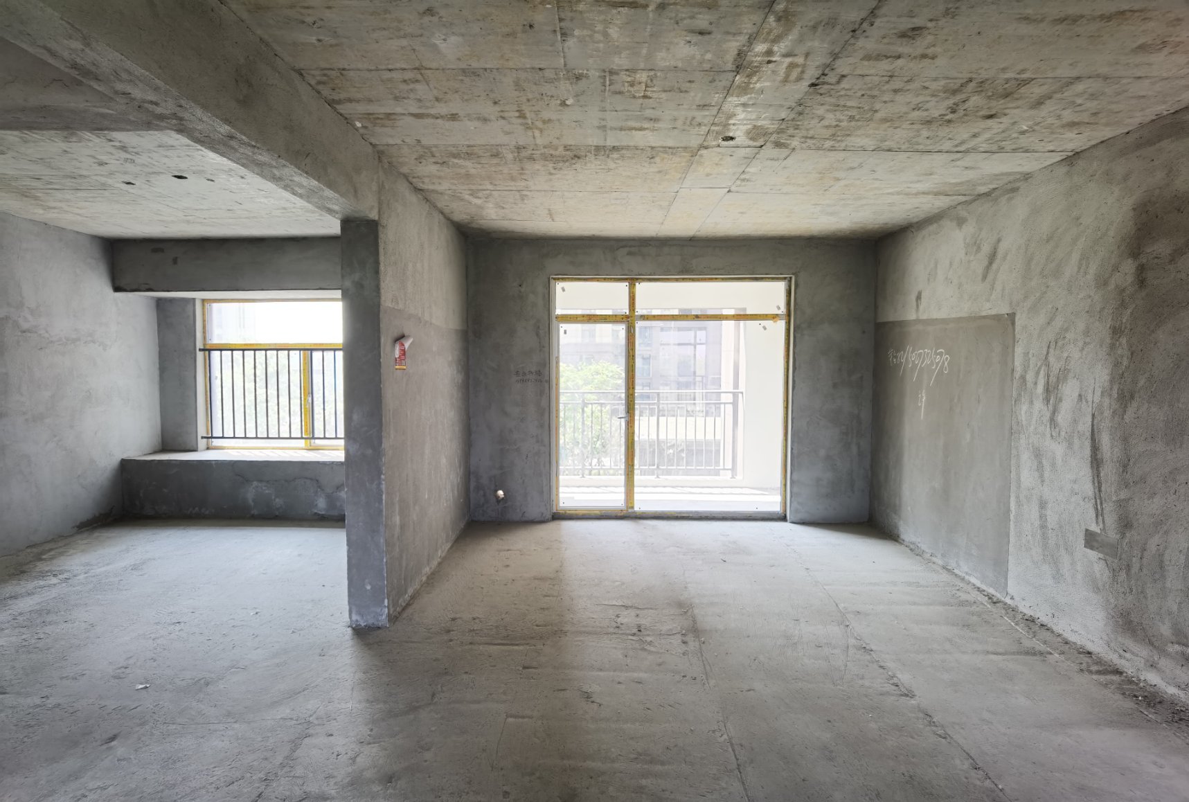 蓝天新城南北双阳台毛坯大三房视野采光 