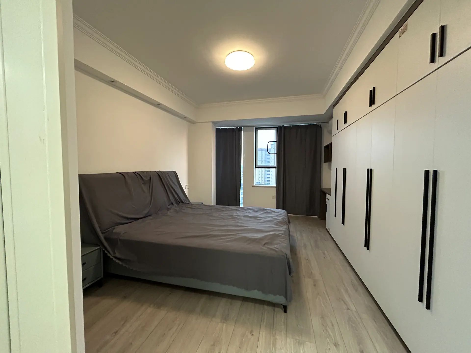 城南，领秀城。‬边户，人车分流，电梯好楼层，全新装修，证满二。精装三房