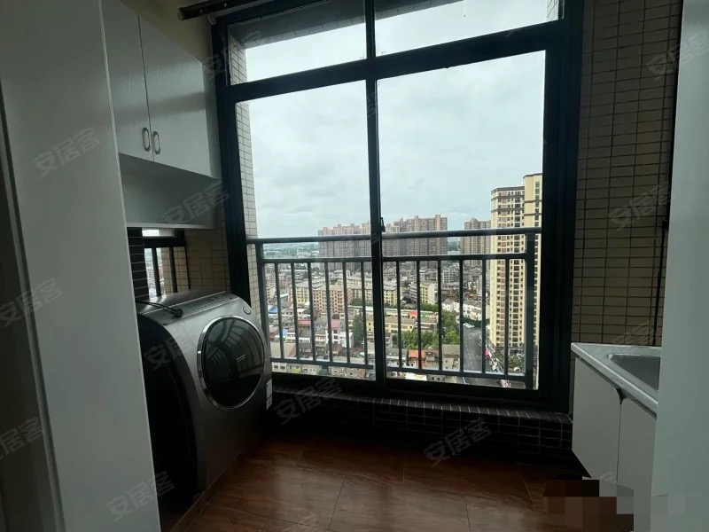 急售，和合国际，精装两房，三开间朝南，带两个卫生间，中间楼层