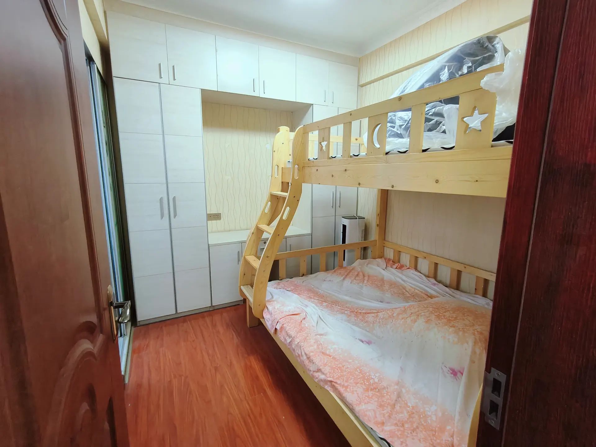 沃尔玛附近，田园国际，电梯小高层11楼，精装三房三卫，成色新，拎包入住，老证