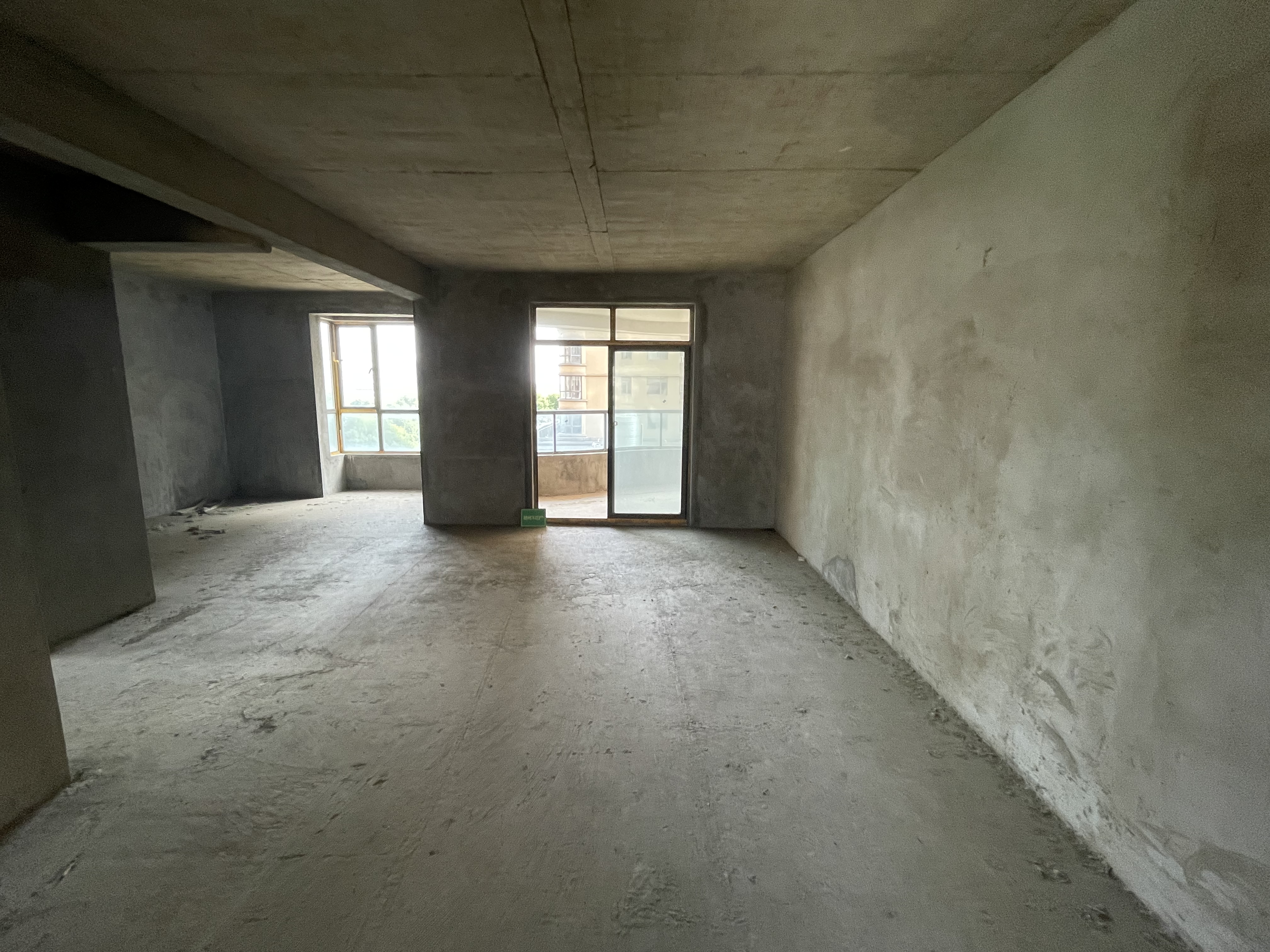 颐和公馆  毛坯大三房   价格美丽    生活便利   楼下有菜场 公交门口直达