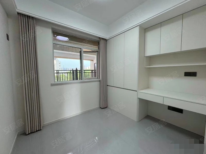 城南，​吾悦旁，沔阳天泽园，精装三房二卫，电梯五楼。证满二，全新装修，三开间朝南，家电齐全