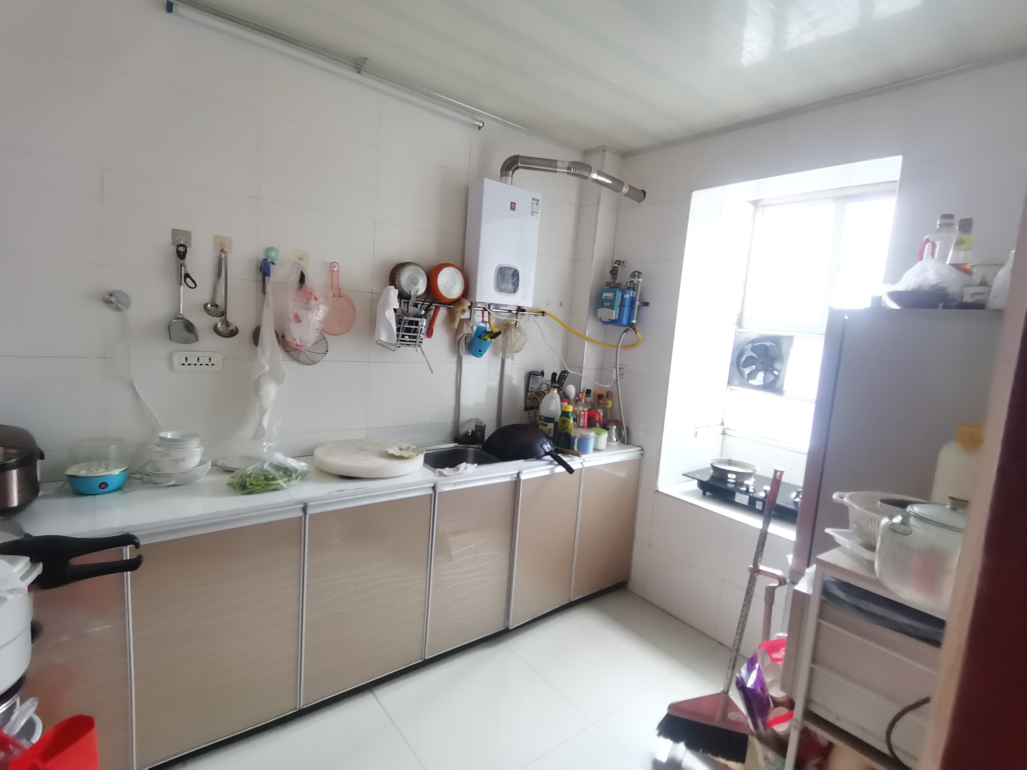 商城旁一招宿舍.出门就是學笑.证件在手满二.看房方便