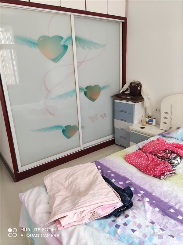 骏马雅苑，步梯二楼，精装三房，楼层到位采光好，证满两年可按揭