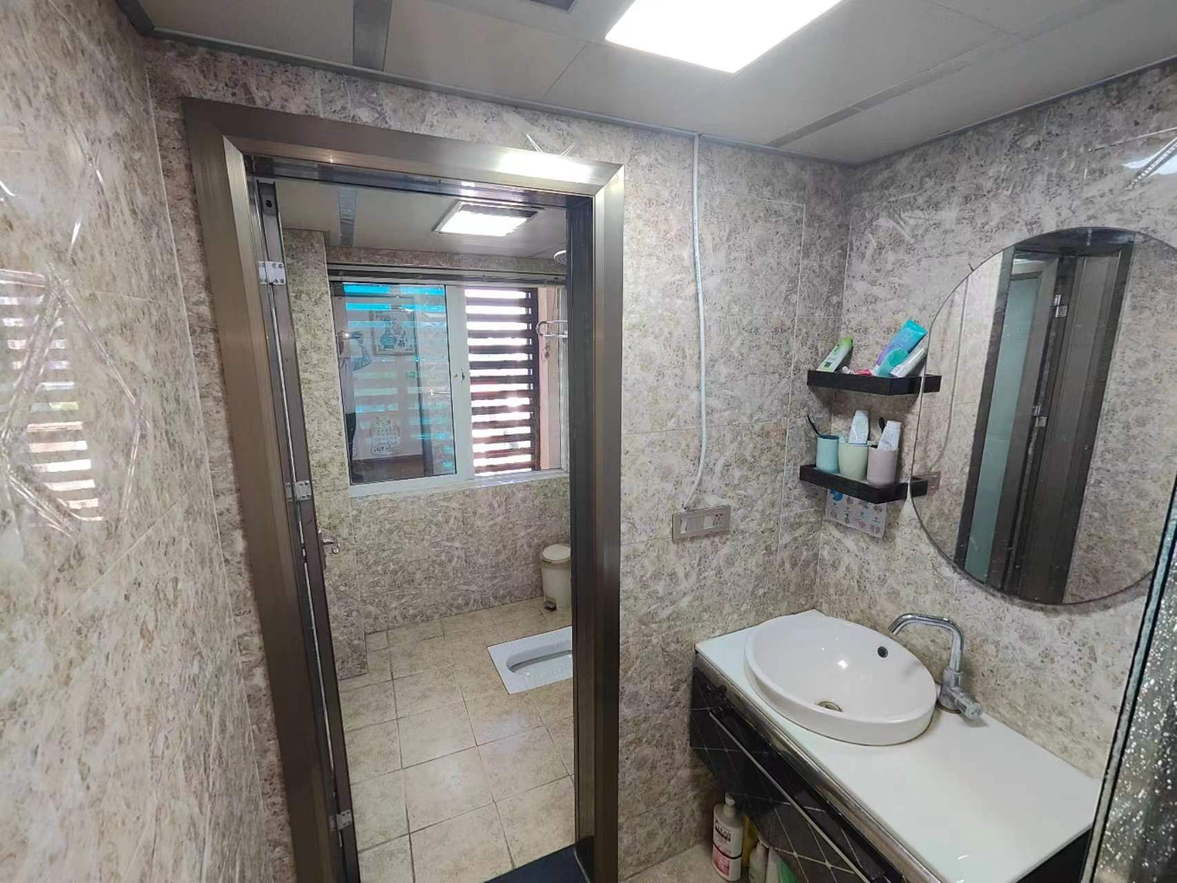 圣淘沙精装大两房通风好三面采光，双阳台，业主诚意出售，优质的吓人可以上公立嶨校，实验幼儿园，实验小穴，老三忠