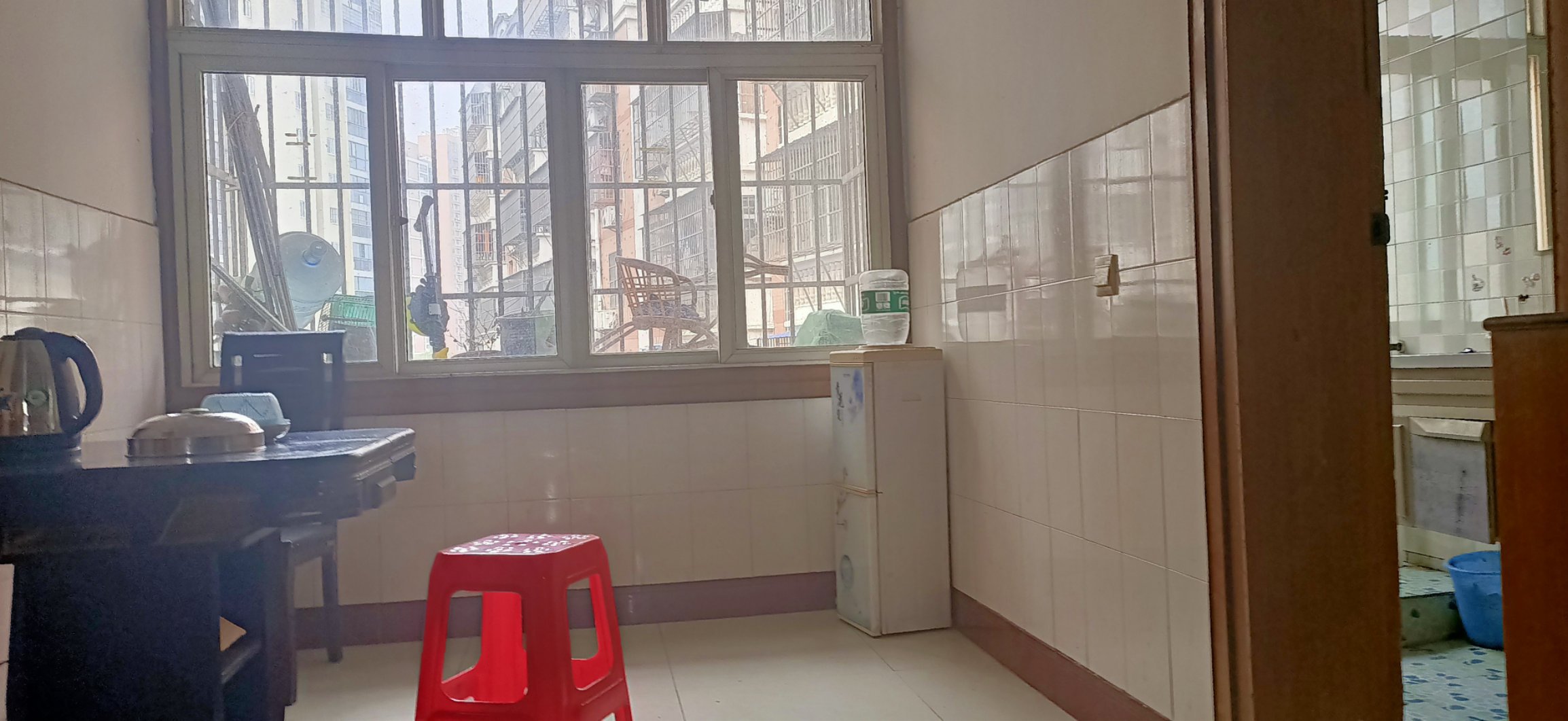 沙嘴菜场旁好楼层108平，三室两厅一卫，南北通透采光好