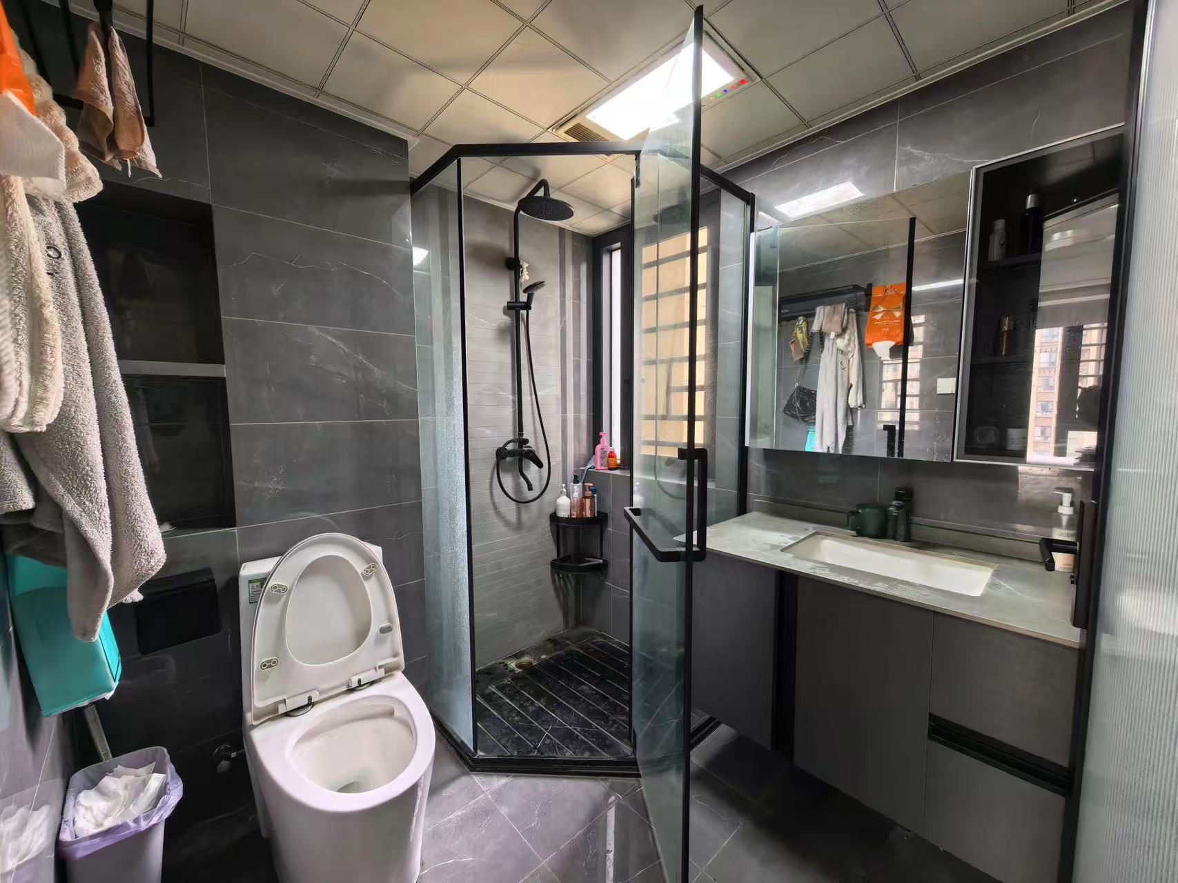 亏本出，城南，元泰未来城B2区，精装三房，成色新，中间好楼层，证满二