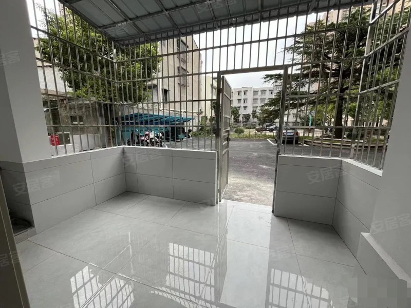 213，降价了，一楼大院子， 四中旁， 总价29个， 大院子 ，有证 ，超大出场，采光好