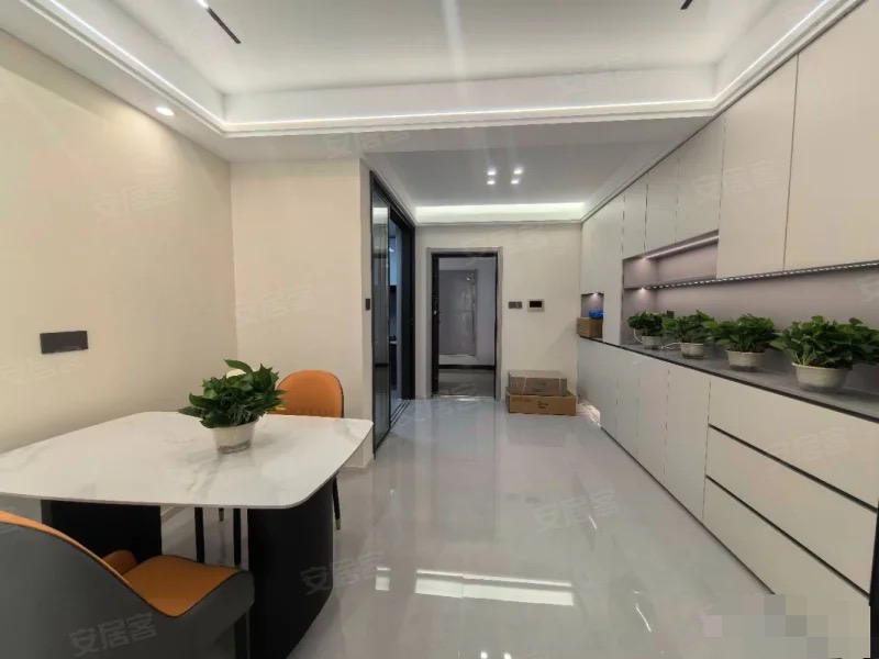 沔阳悦府，送车位，电梯8楼，老证。精装三房二厅二卫，中央空调，领包入住