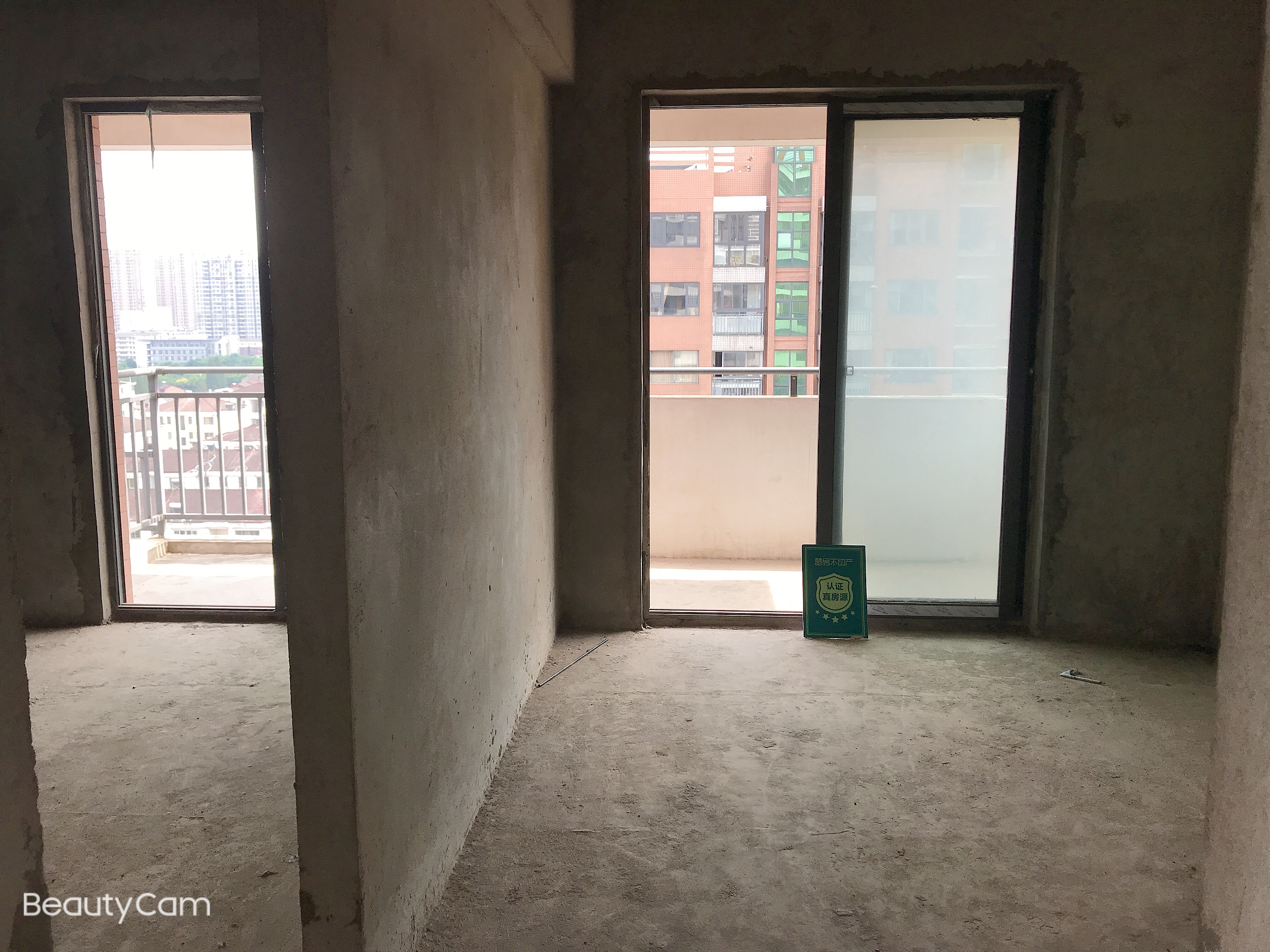 金域城邦毛坯小三房中高楼层诚心出售证在手满二