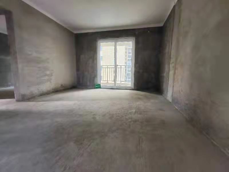 森林国际四房毛坯中间楼层湖景房！