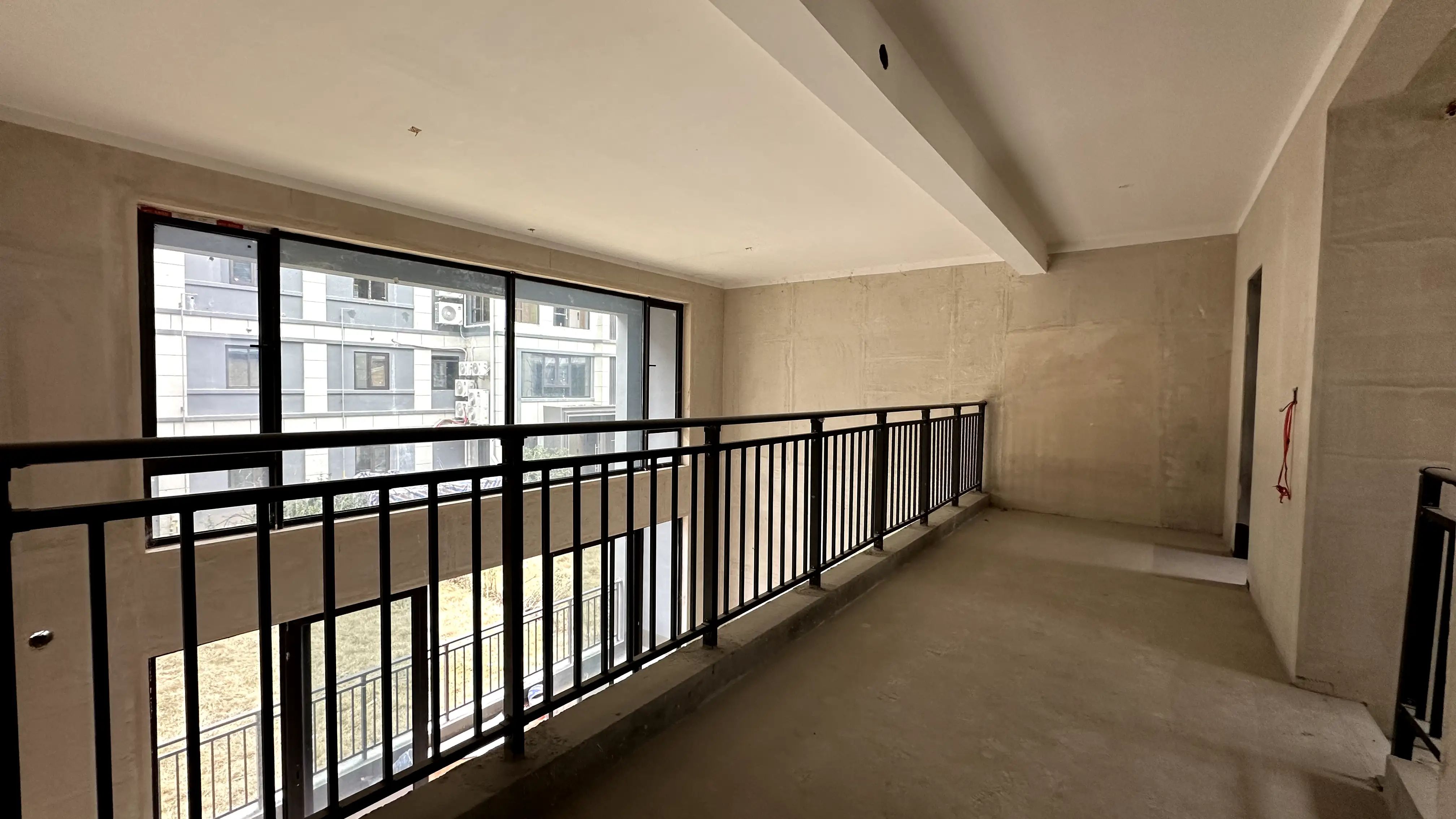 吾‮下悦‬叠，‮车带‬位，实际得房率500多平，上下4层，带院子100＋