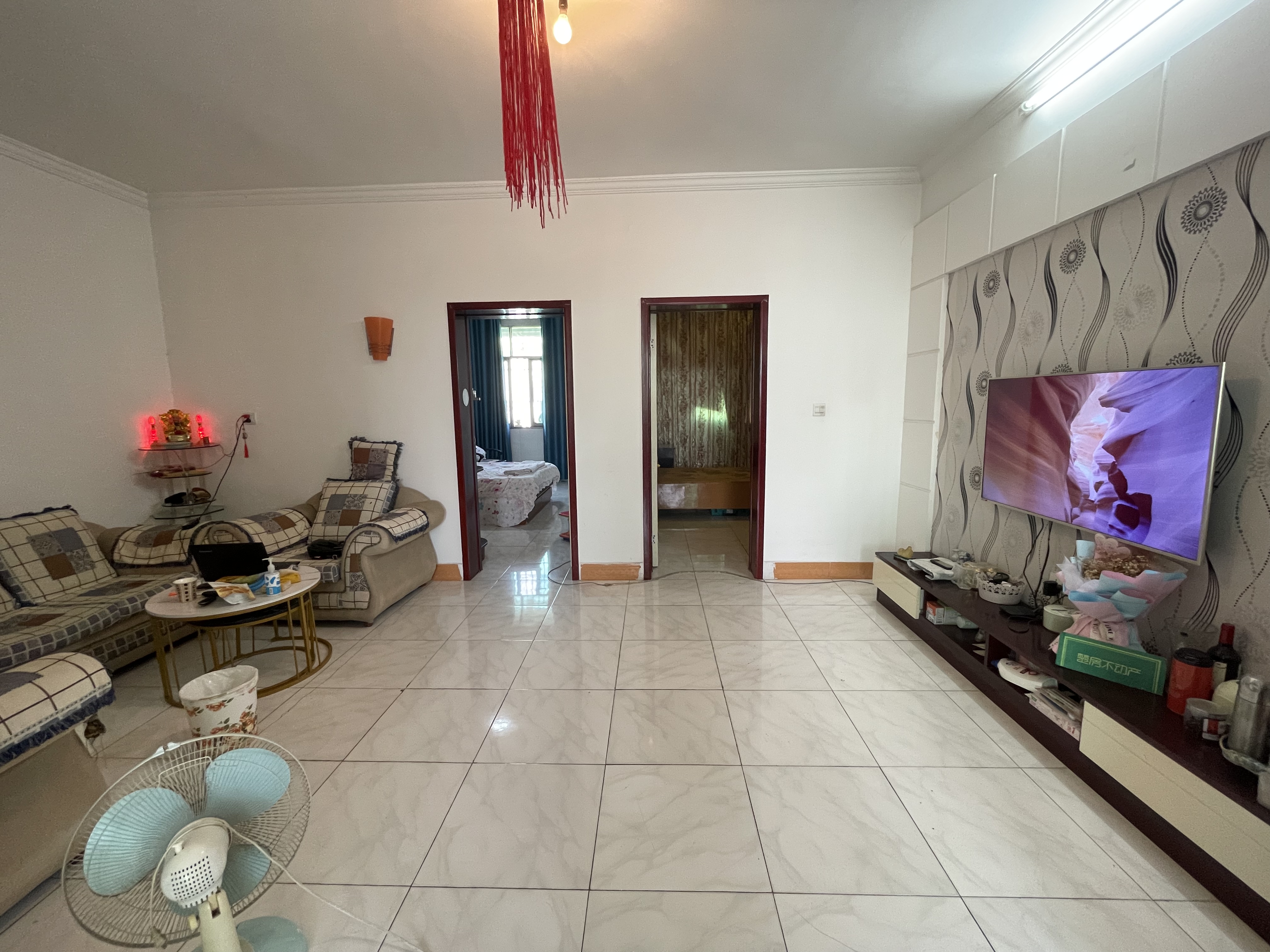 地苑小区  沔阳大道  步梯两房 对面是四钟