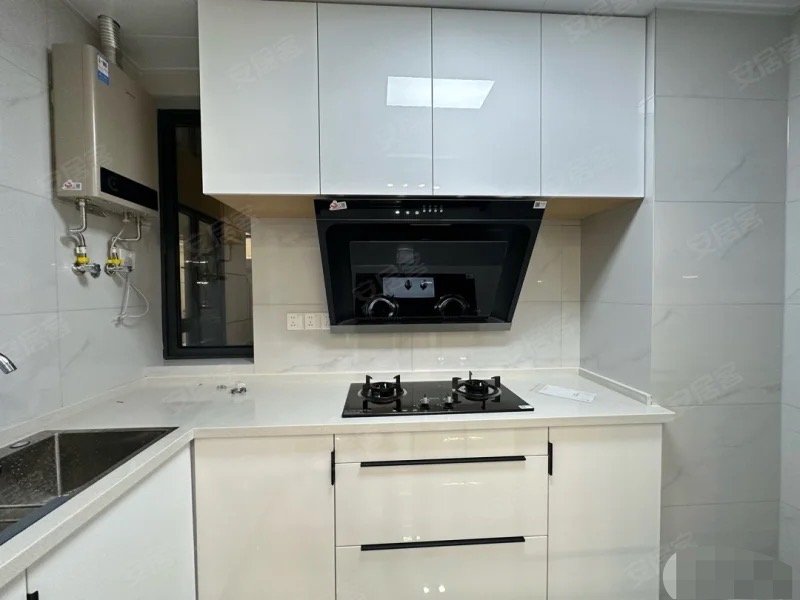 降价了，业主诚心出售，森林国际翡冷翠，全新精装三房，一天未住，下楼就是新二中二小，证满二