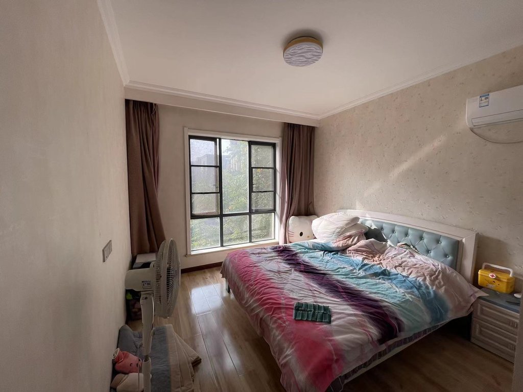 绿地香格里拉，小区环境好，大阳台。保养新，看房方便，拎包入住