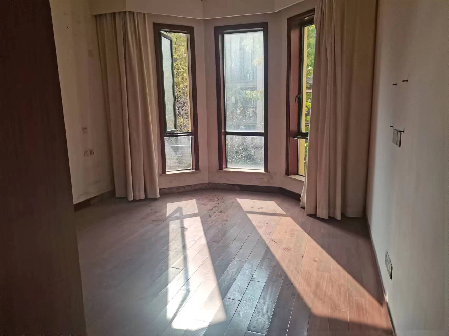 绿地华庭.步梯三房.证件满二.看房方便