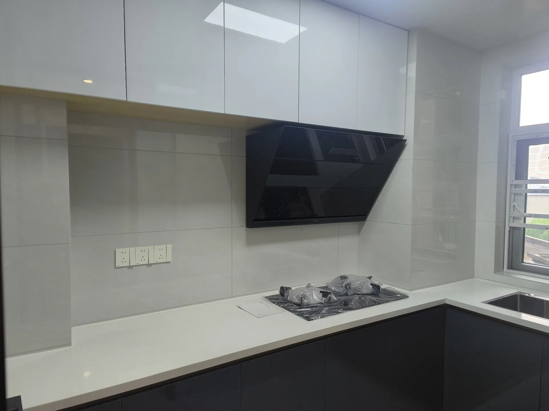 降价了，圣淘沙，老三中附近！全新装修3房，好楼层，证满二