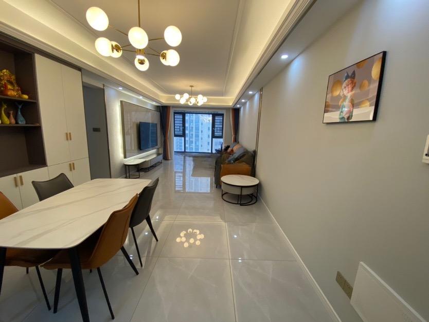 御湖世家全新装修3房送车位！