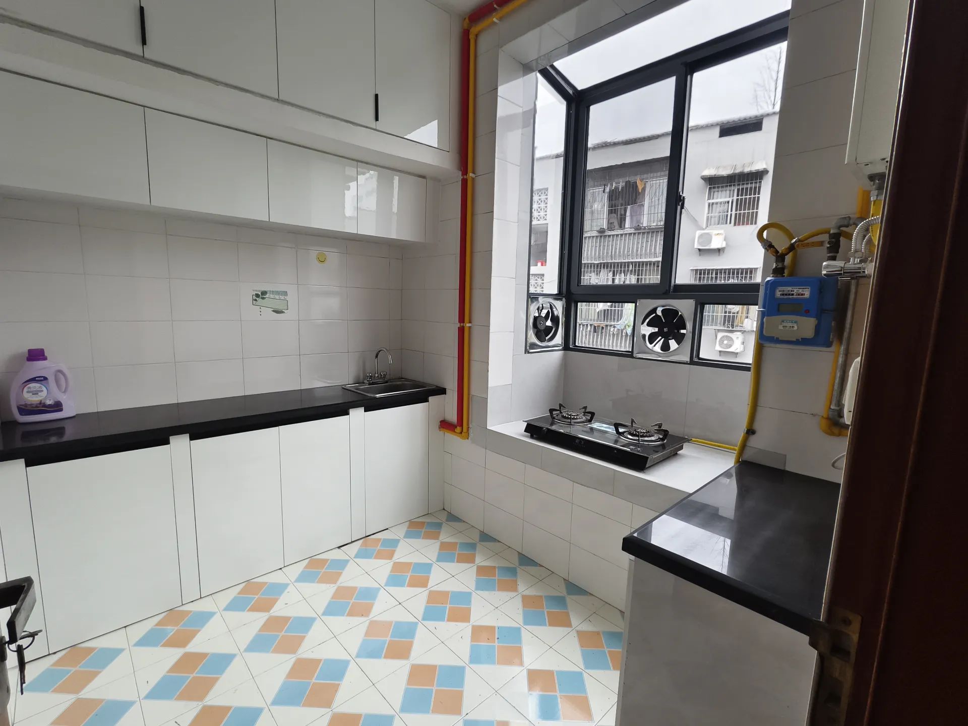 捡漏，老三中旁，步梯四楼，，精装大三房，双阳台，拎包直住，证满二