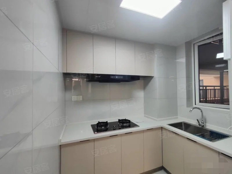 满庭春，精装三房，一天未住，三开间朝南，好楼层，全新供暖房拎包入住。证满二