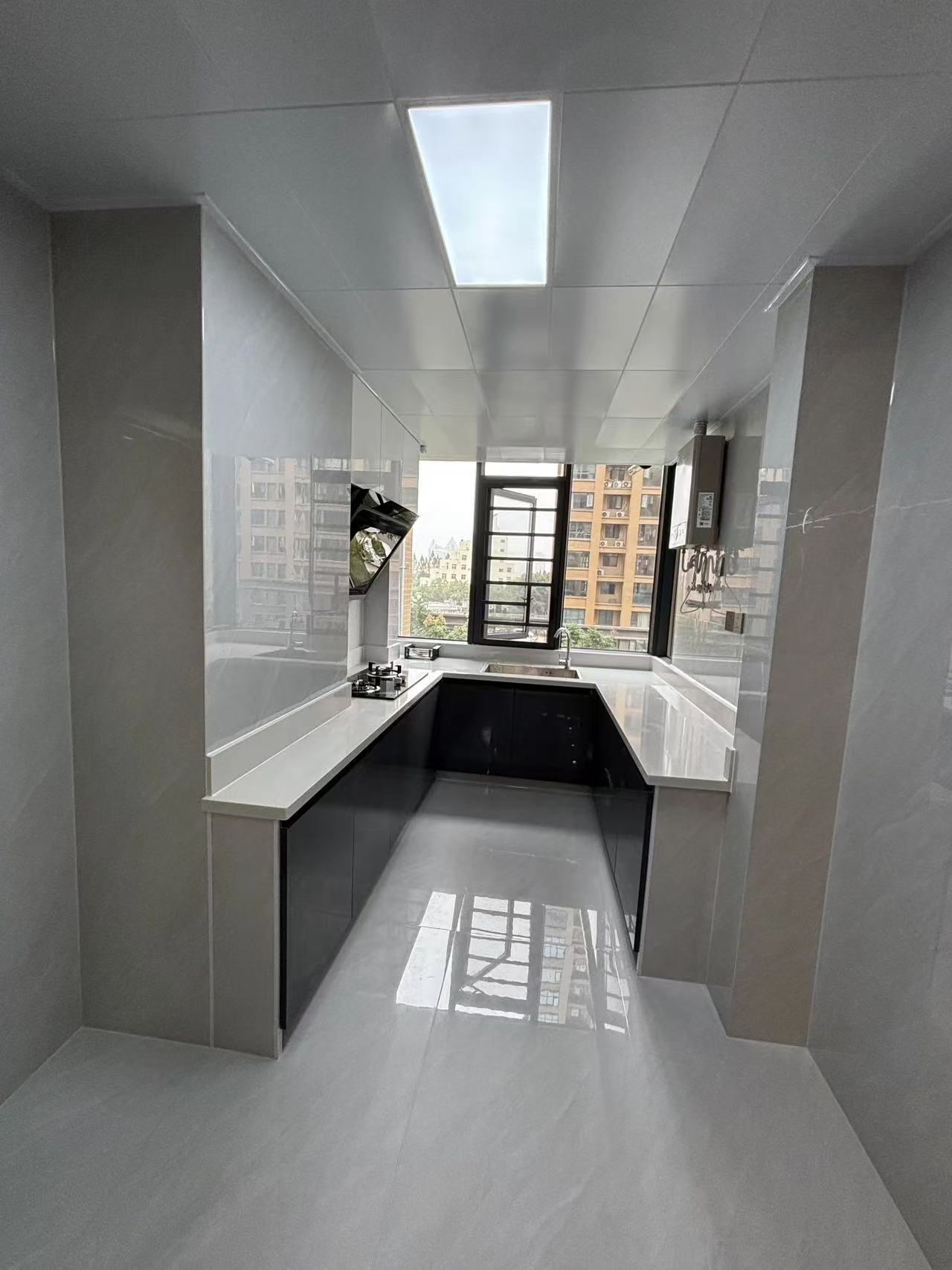 降价了，吾悦广场旁，沔阳天泽园，全新精装三房两卫，边户，证满二，送车位