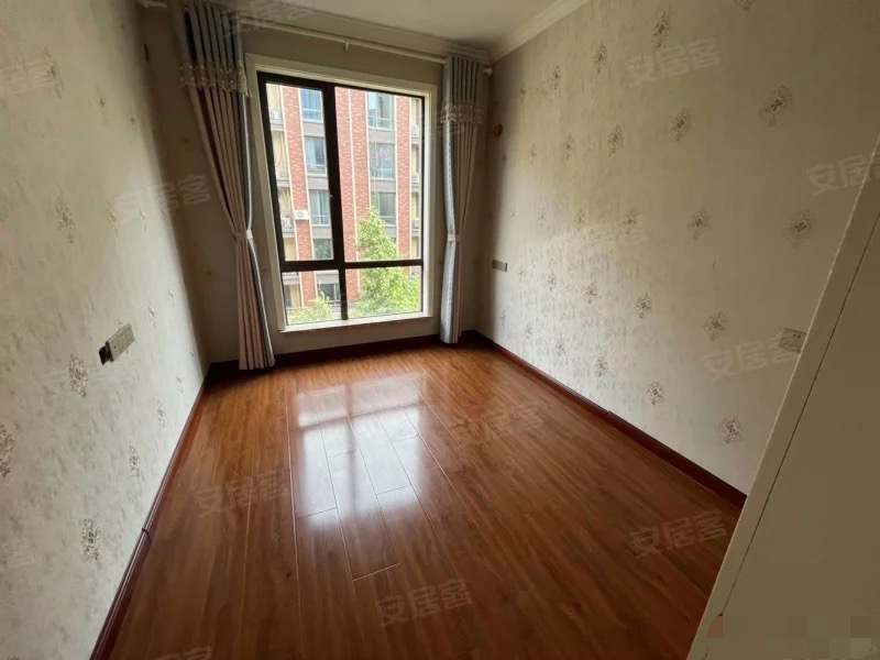 绿地香格里拉，电梯洋房，9成新，精装三房两卫，好楼层，证满二