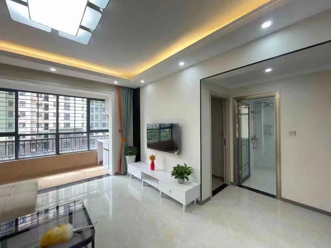 亏本出，一中对面，和合国际城，精装3房两厅2卫，优价出售！证满二