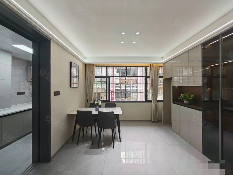 降价了，沔阳xiao学老二中，步梯2楼，全新装修大三房，单价3千多，证满五，旁边就是步行街和武商