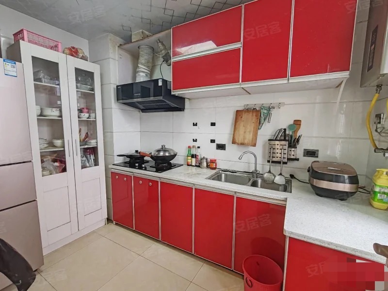 209，诚心出售。捡漏，新天地沃尔玛，81平装修复式，电梯两房，中间楼层，