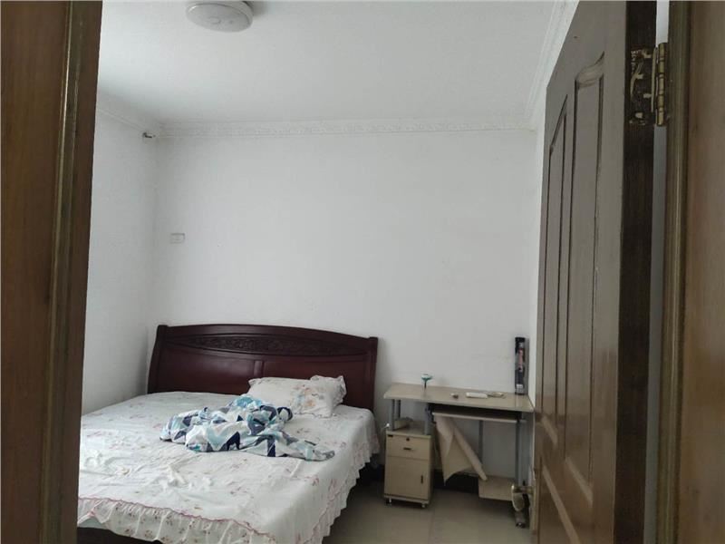 大洪小区精装三房中间好楼层出行方便楼龄新可按揭证满两年