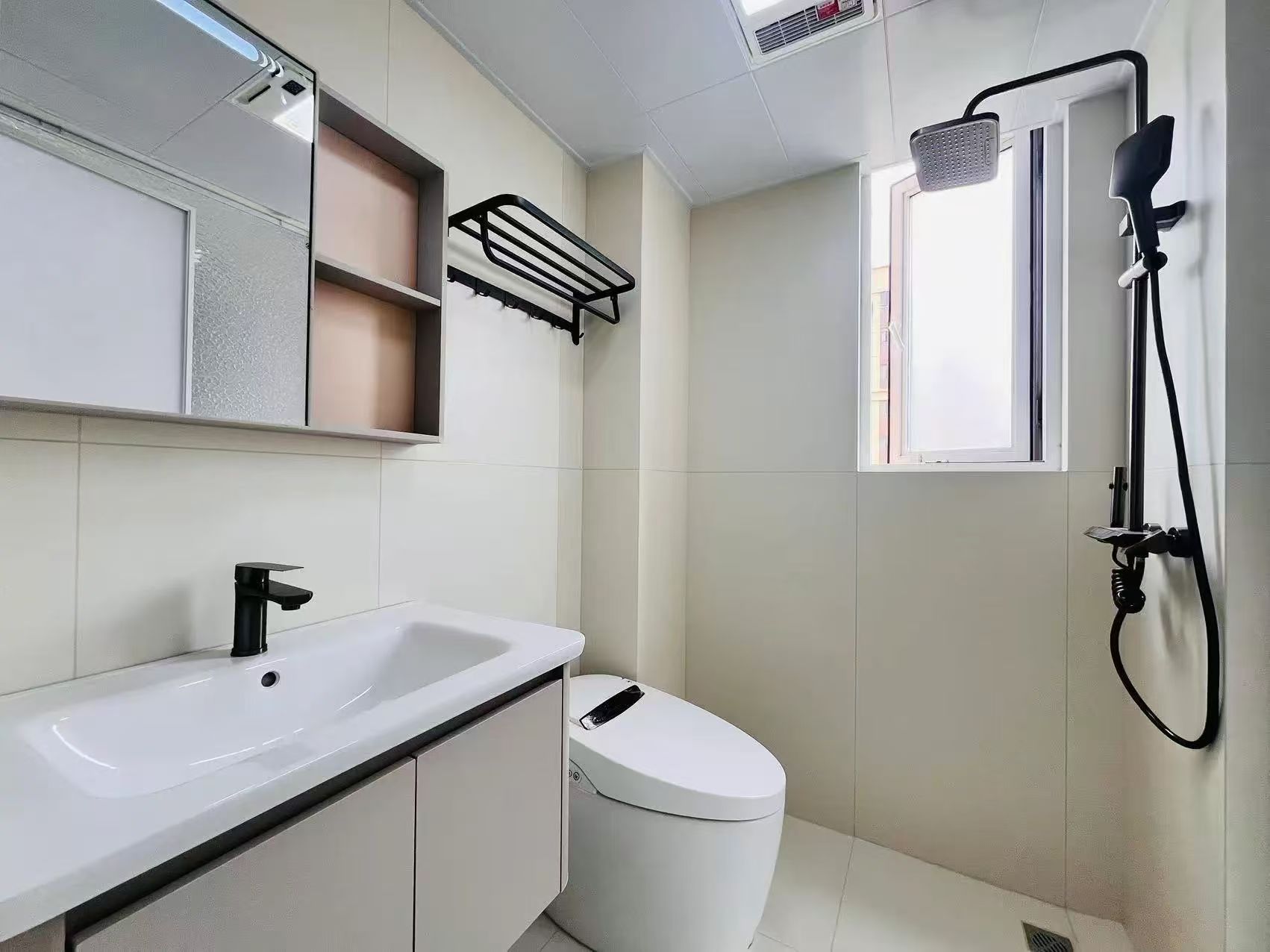 城南，全新装修，精装四房两卫，电梯11楼，南北双阳台，视野好