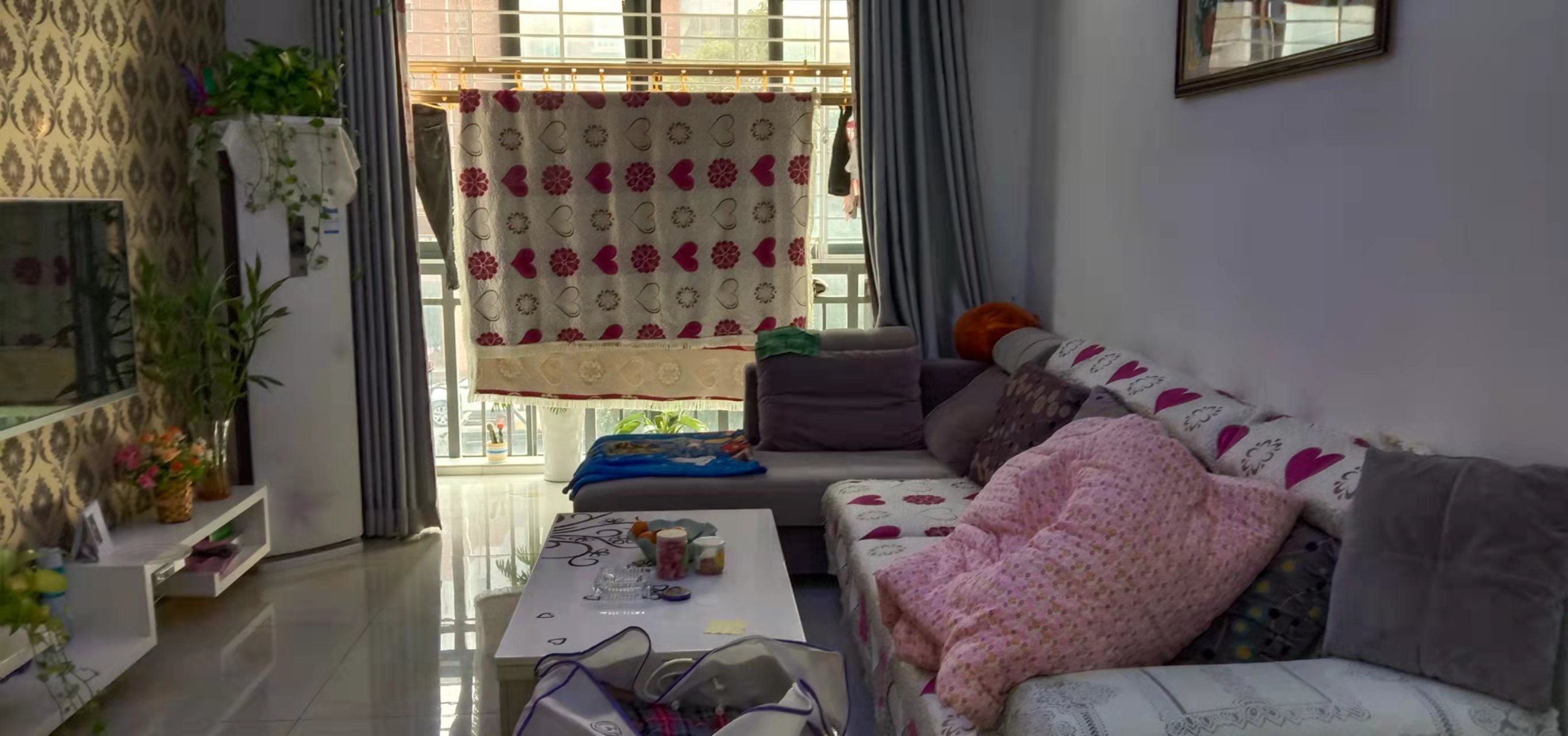 明珠新城精装三房拎包入住看房方便家里住的很少保养的不错哦