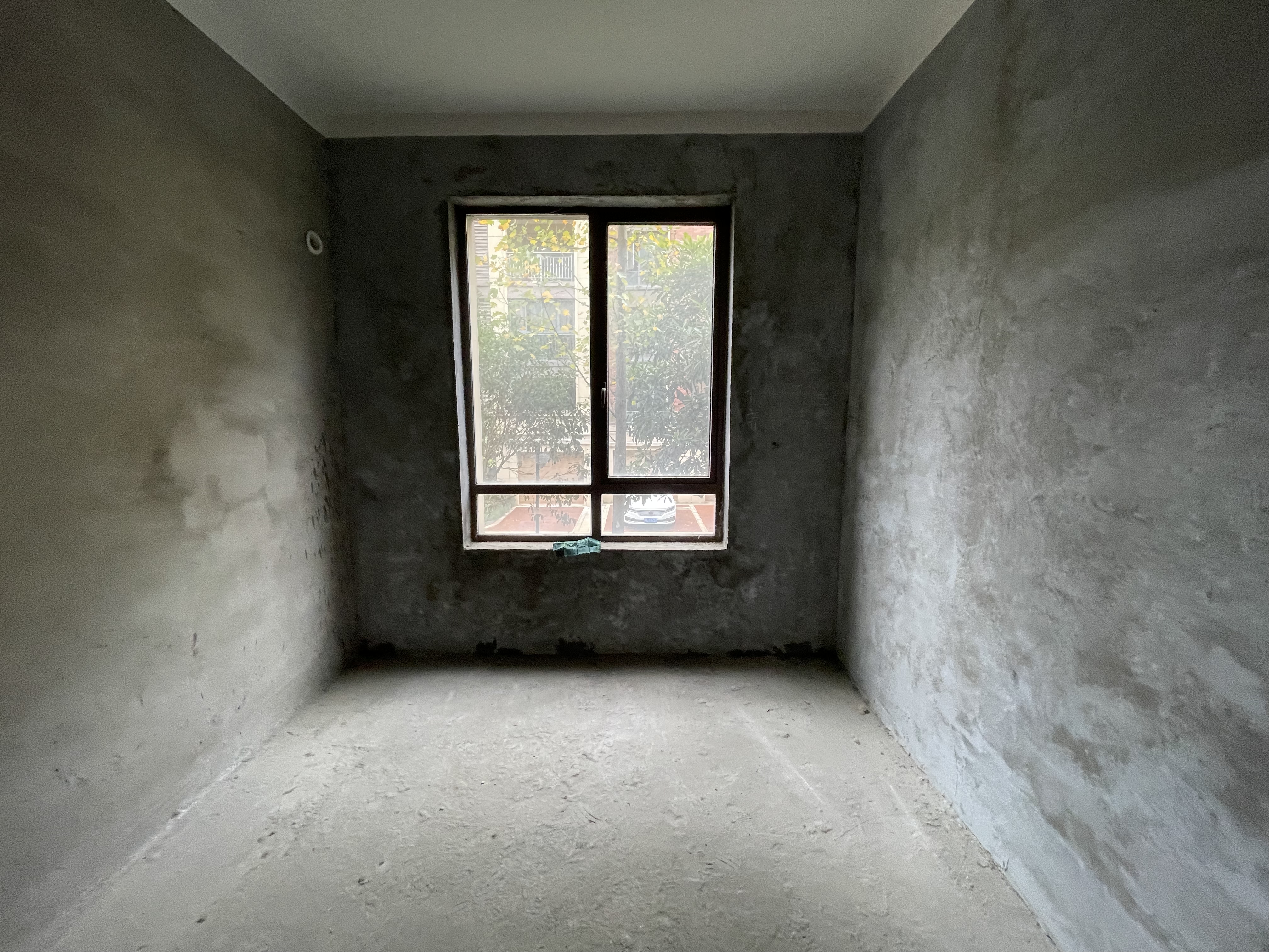 绿地香格里拉.1.2楼复式带花园.前面可以养宠物.种花种菜.小区绿植环绕.空气清晰