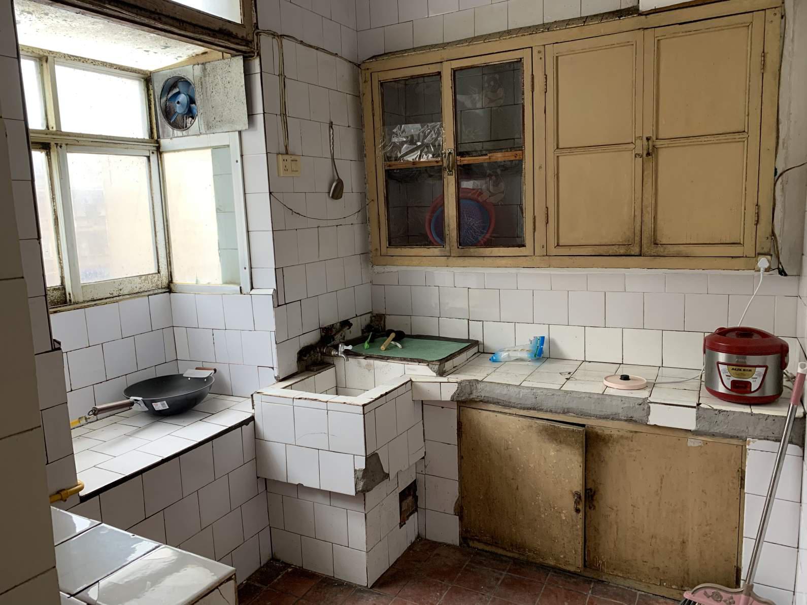 龙华山酒店东边20米处，五交化宿舍，70平，老证