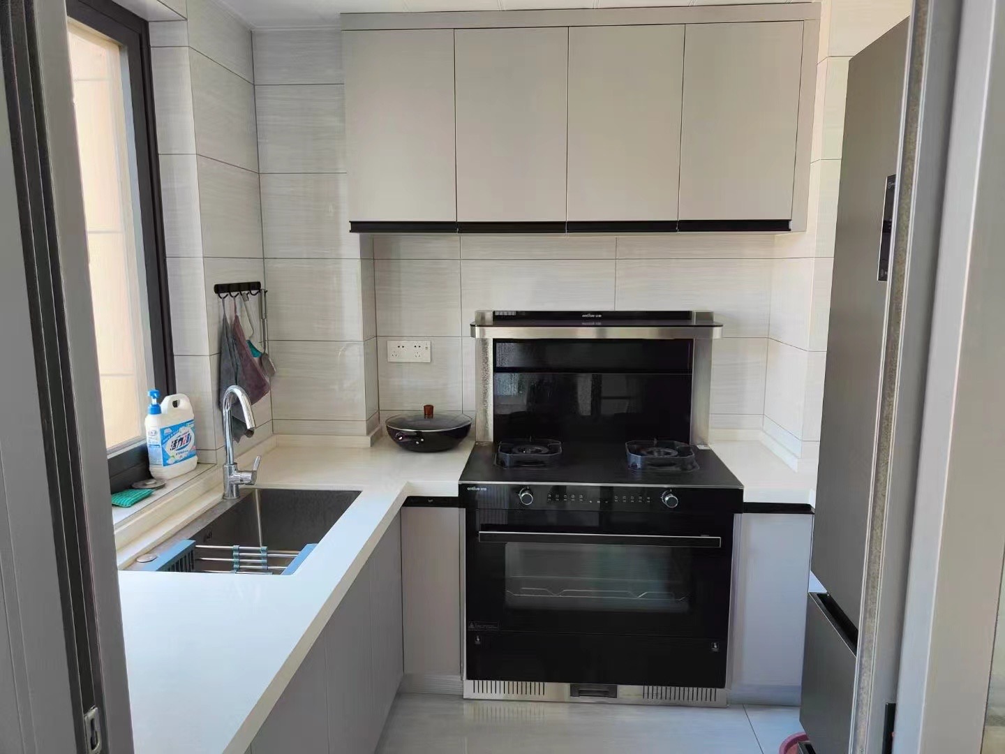 房东亏本出售，新二中对面，全屋暖气片，家具家电全送，证满二