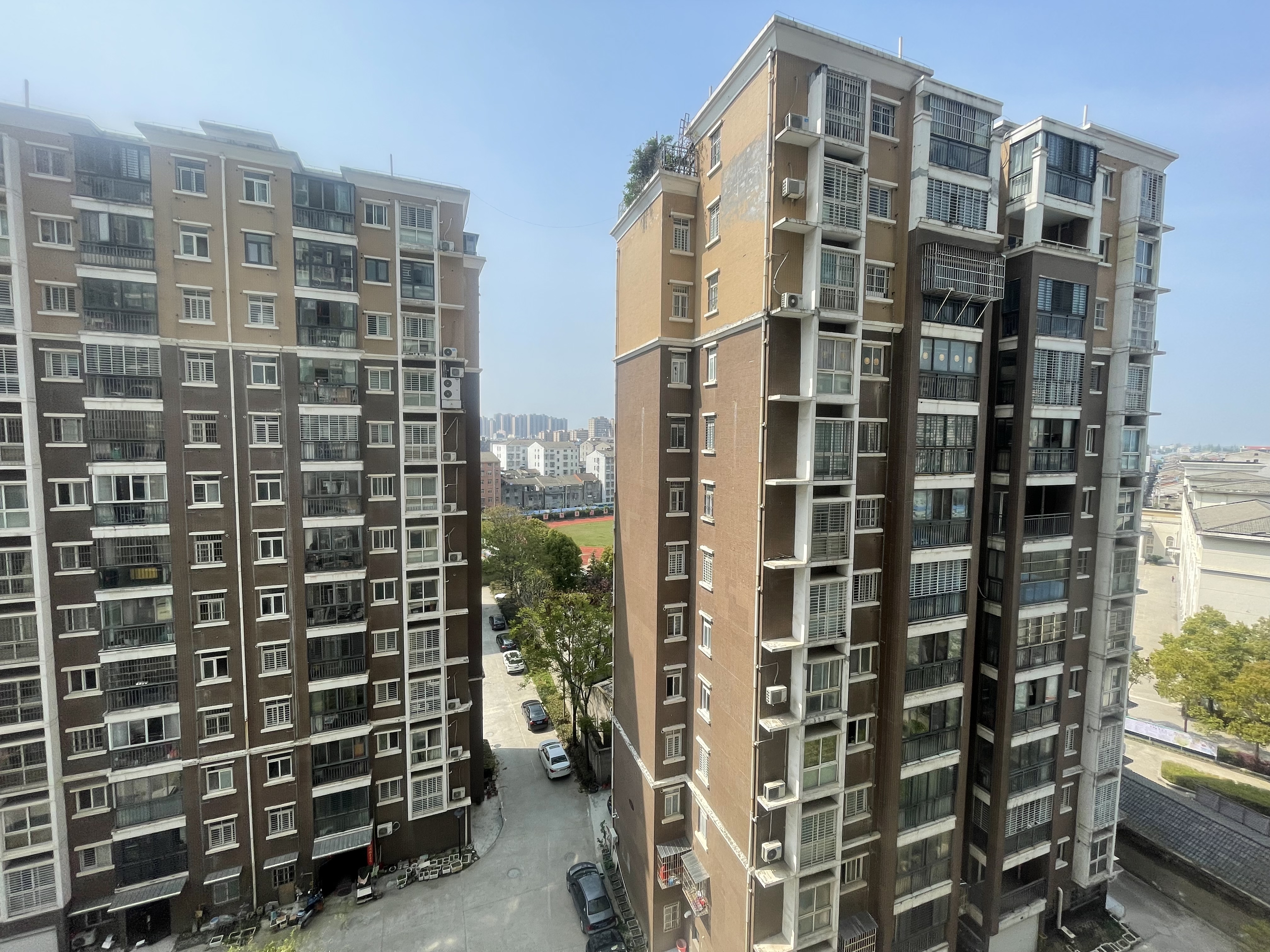 香岸华府，2梯2户电梯房，小区闹中取静，毛坯单价4500，看房方便