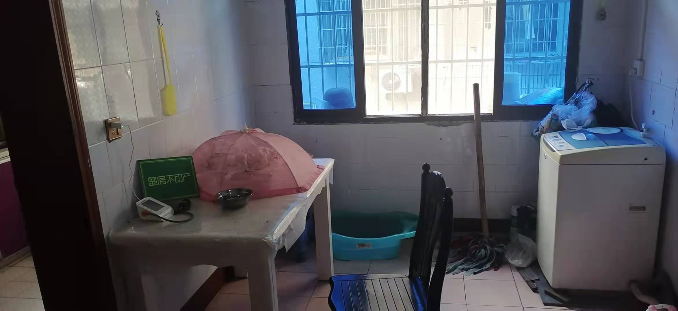 轻工小区步梯好楼层简装三房拎包入住，房东置换急售