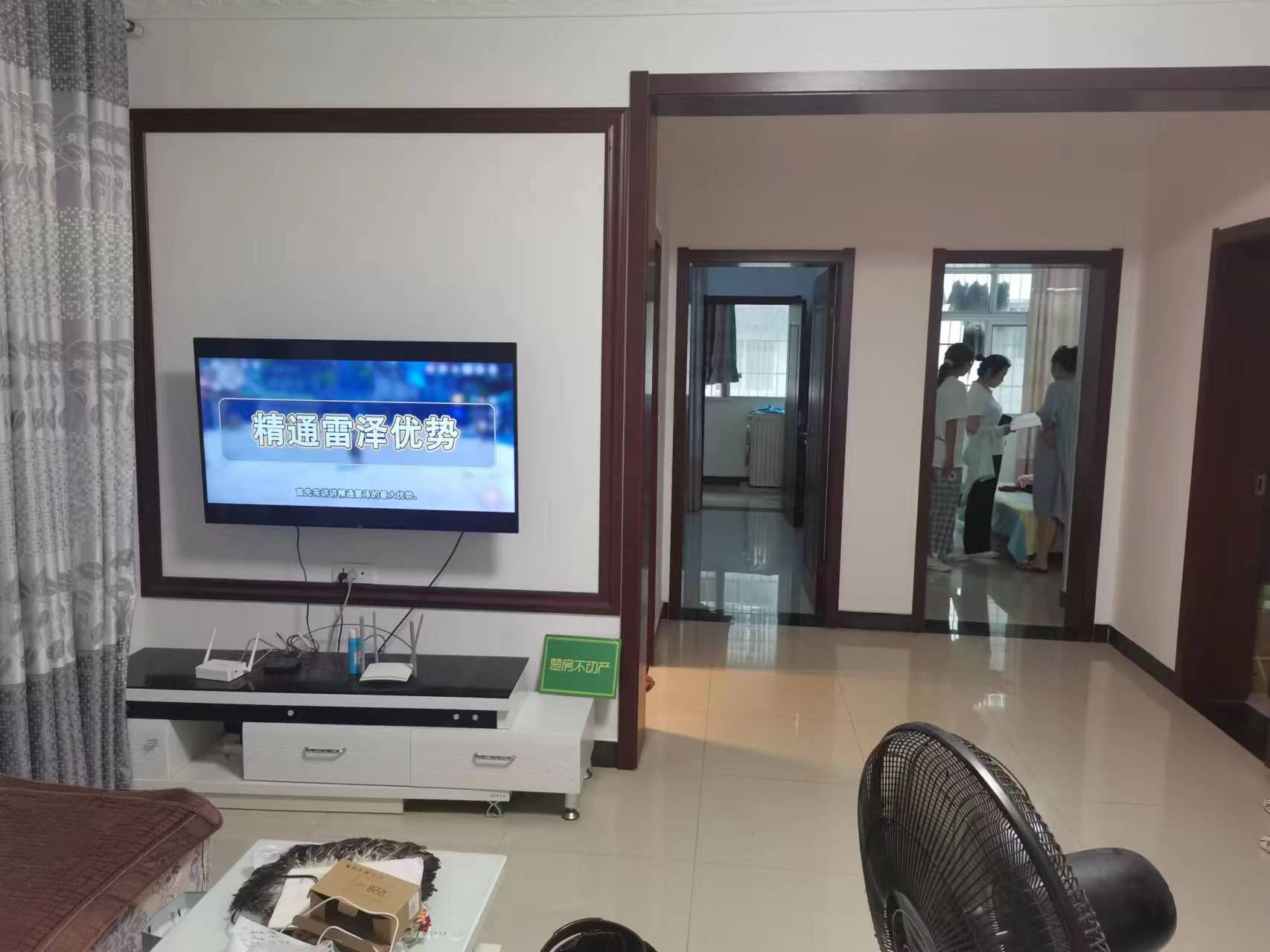 步行街云鼎酒店后面润心小区步梯三楼超短十年房龄，有院子可停车