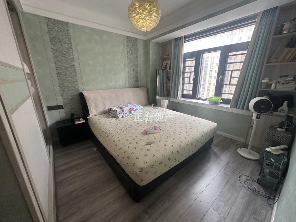 房东诚心出售、满庭春，中间楼层，精装供暖三房装修了20大几万，证满二，看中可谈