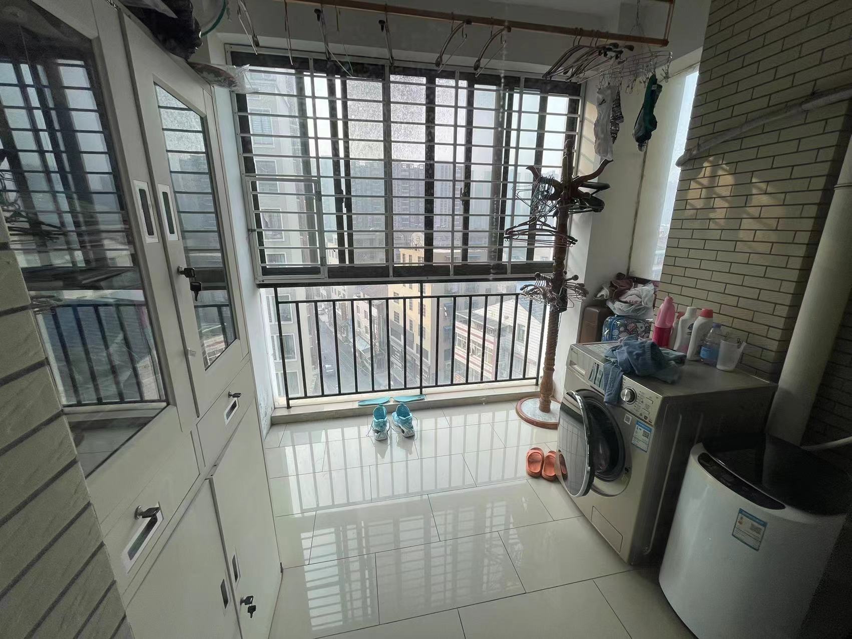 城南金诚花园单价5800的精装三房，拎包入户，屋内保养很好，好楼层，小区里面