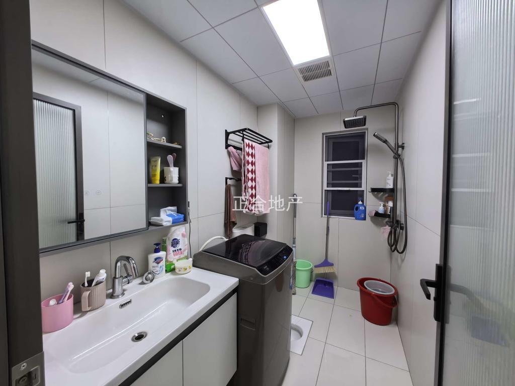 亏本出，业主急售，森林国际北苑，一楼带院子，精装三房，大阳台全屋地暖，证满二，