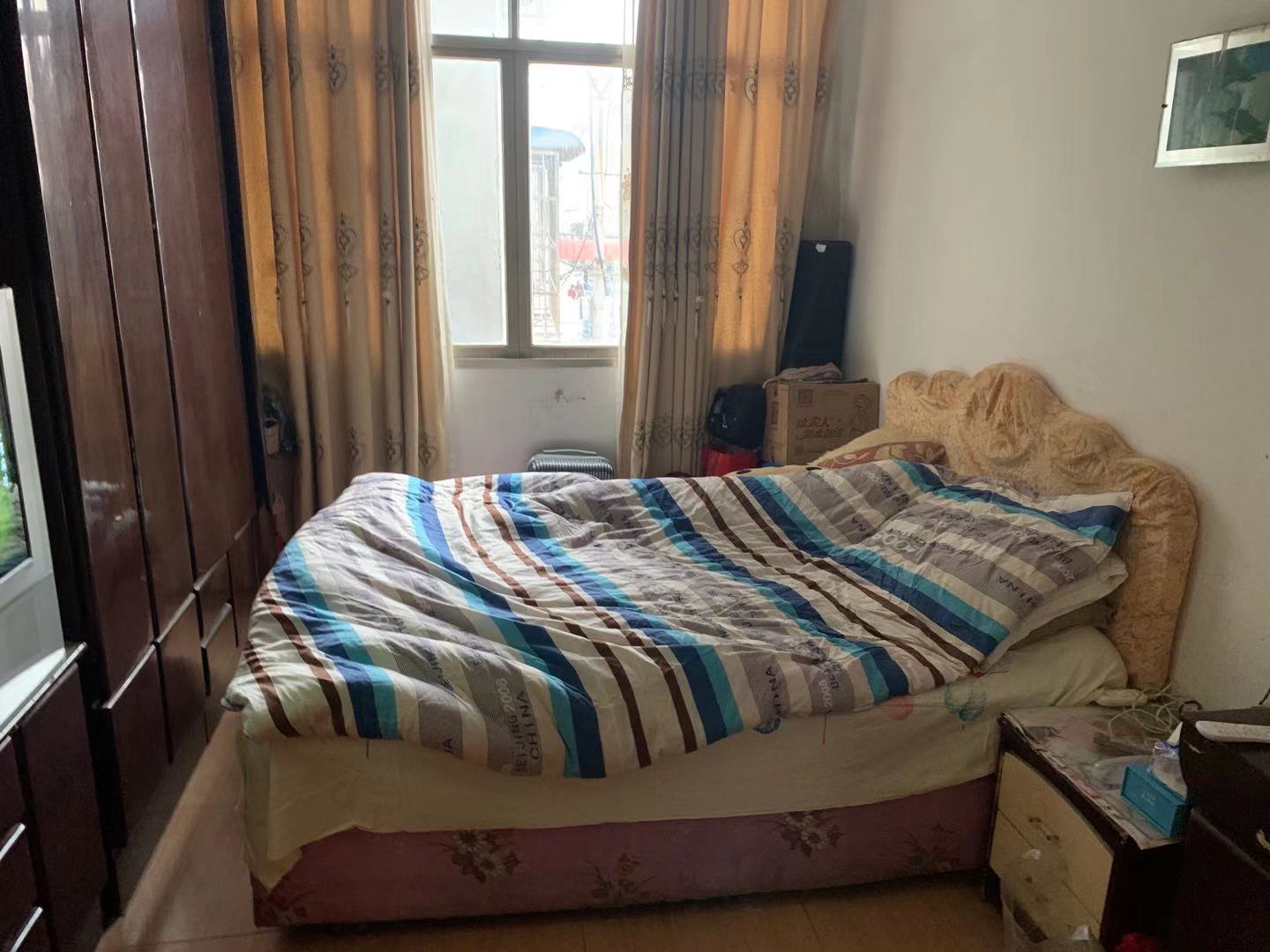 黄荆小区 街旁现浇结构门口可以停车前宽后宽实际面积440平南北朝向拎包入住