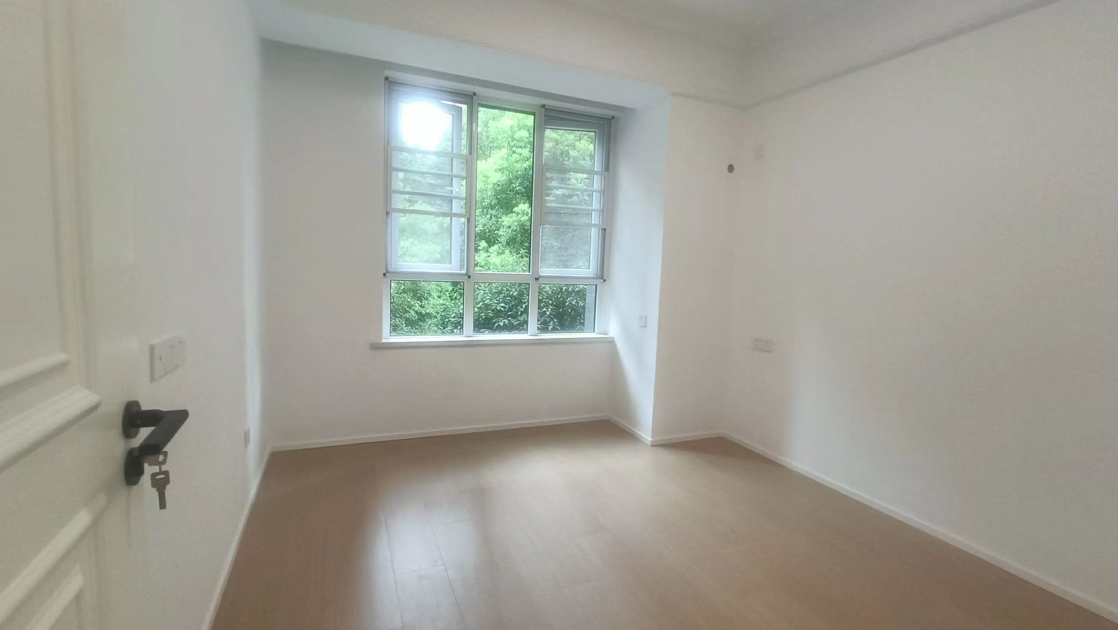 城南，沔阳公馆，全新精装三房，证满二，单价5600，诚心出售，拎包入住