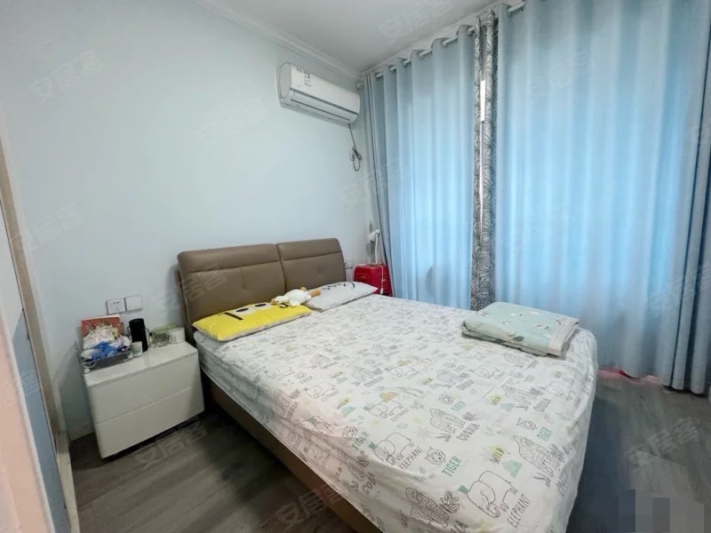 新妇幼对面，鸿昇现代城，精装四房，全屋品牌家具，南北通透，户型方正，采光好