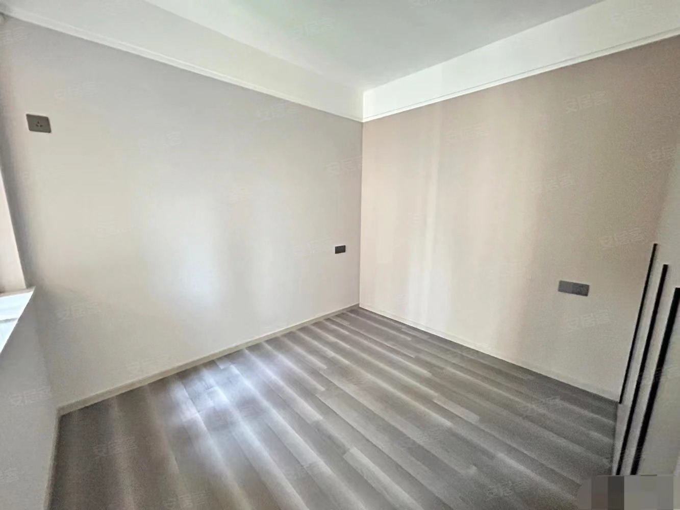 捡漏了，城南森林国际，电梯10楼，全新精装三房，下楼就是新二中二小，证满二