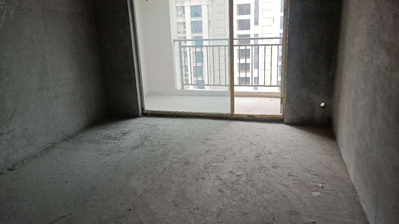 蓝天新城好楼层5000多高性价比毛坯房！