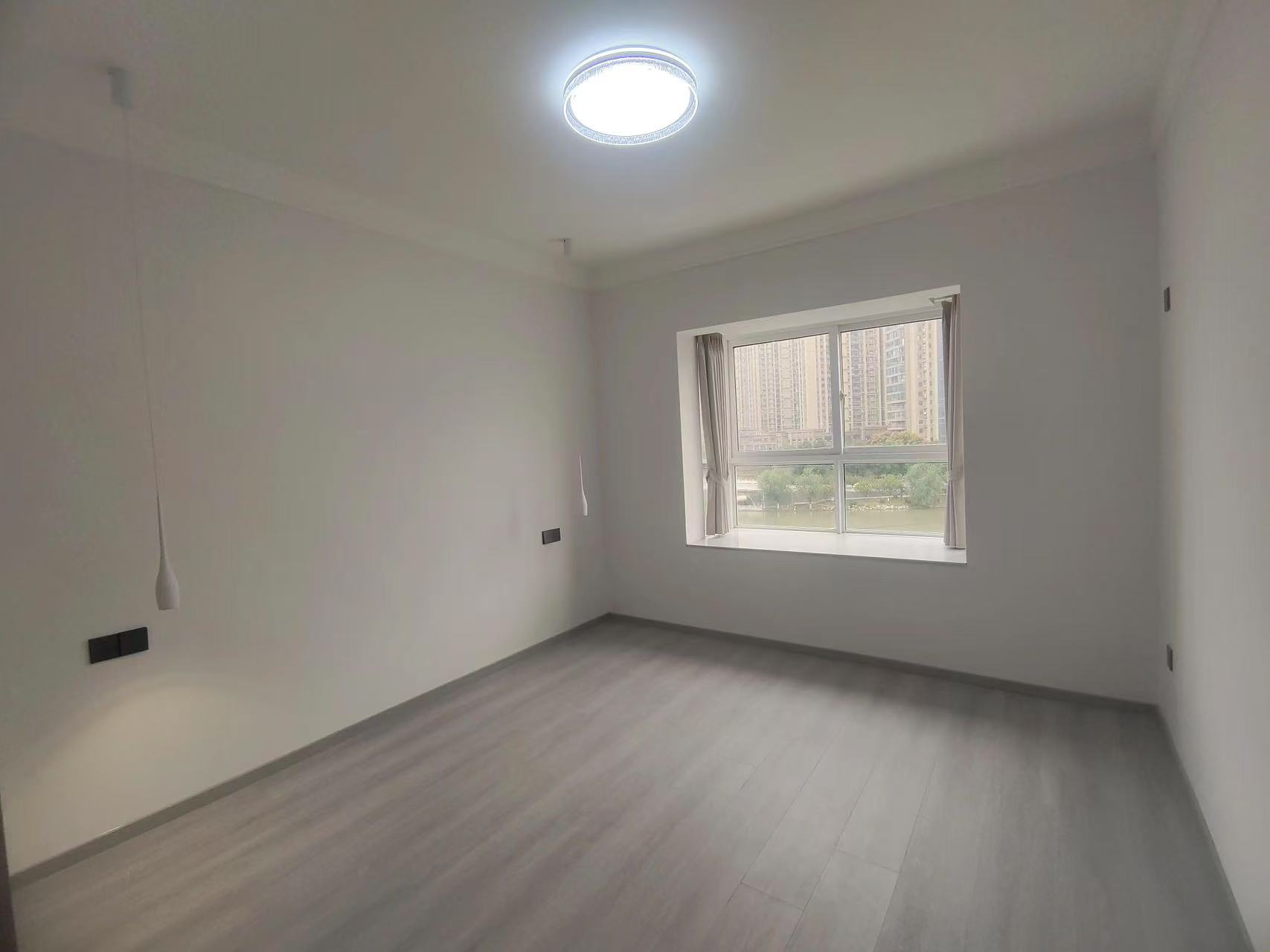 城南，城市丽景湖景房，电梯好楼层，单价5200，全新精装三房二卫，证满二