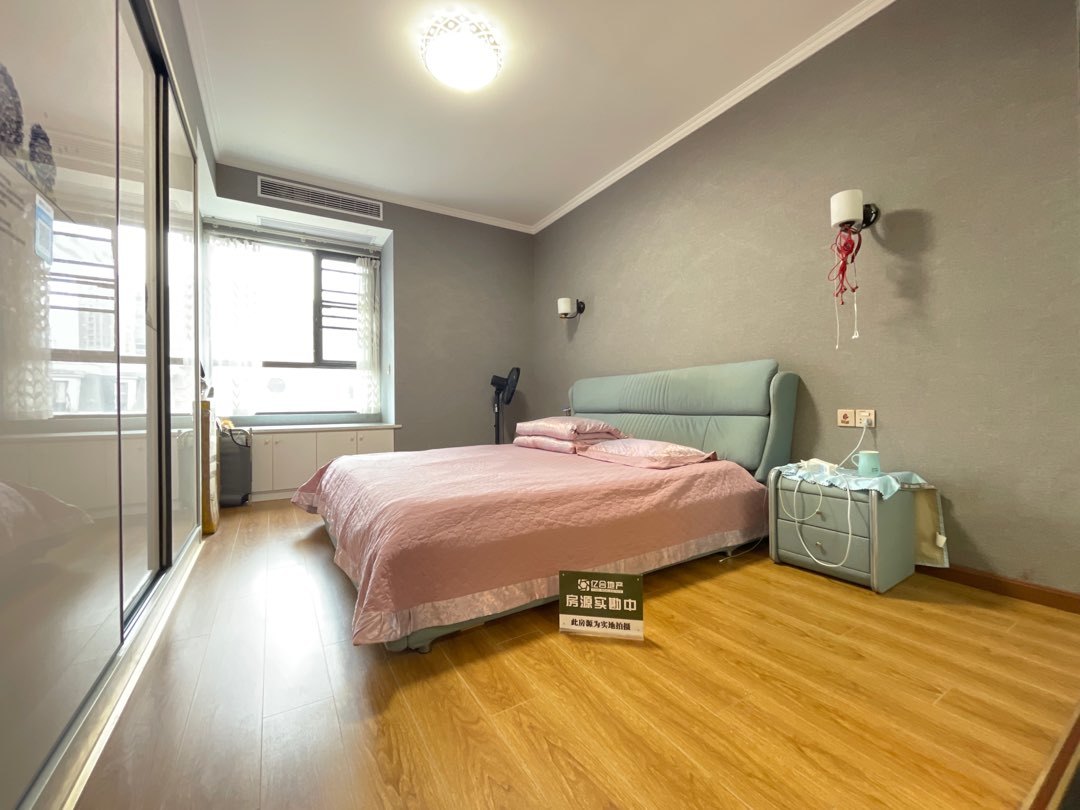 降价了，城南，新街电梯花园洋房，精装三房两卫，一梯两户车，采光好，证满二