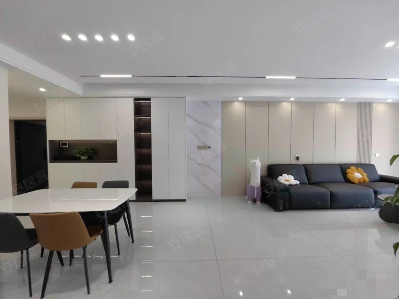 城南，御湖世家，全新装修，精装三房，边户，好楼层，南北通透